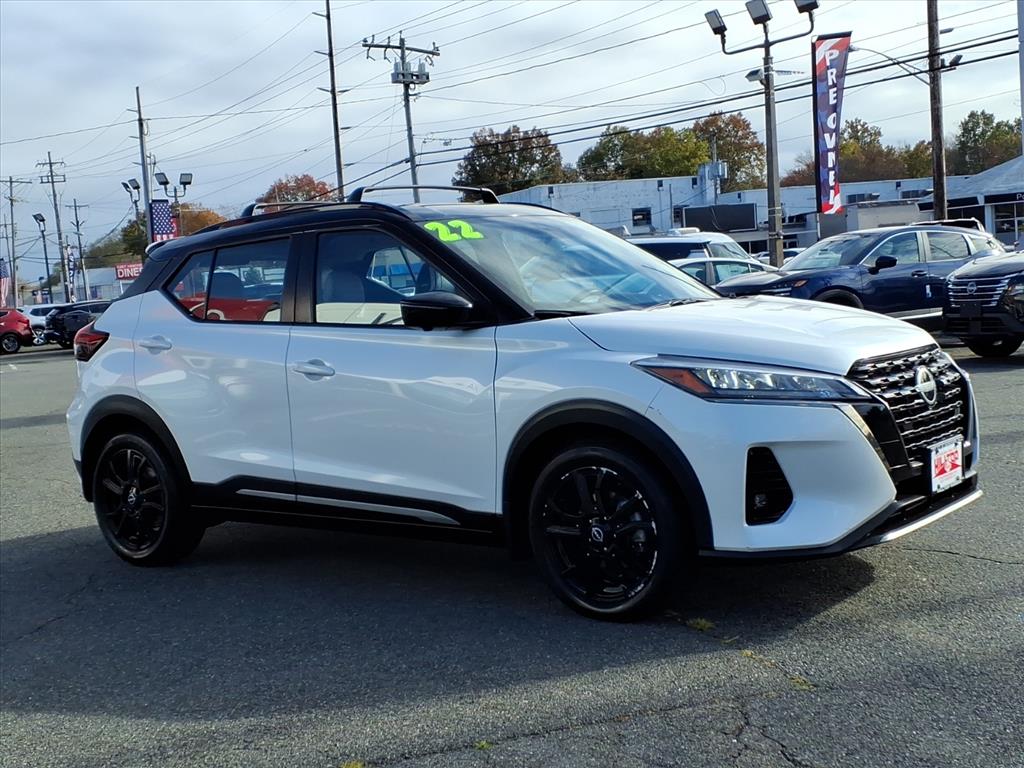 2022 Nissan Kicks SR photo 3