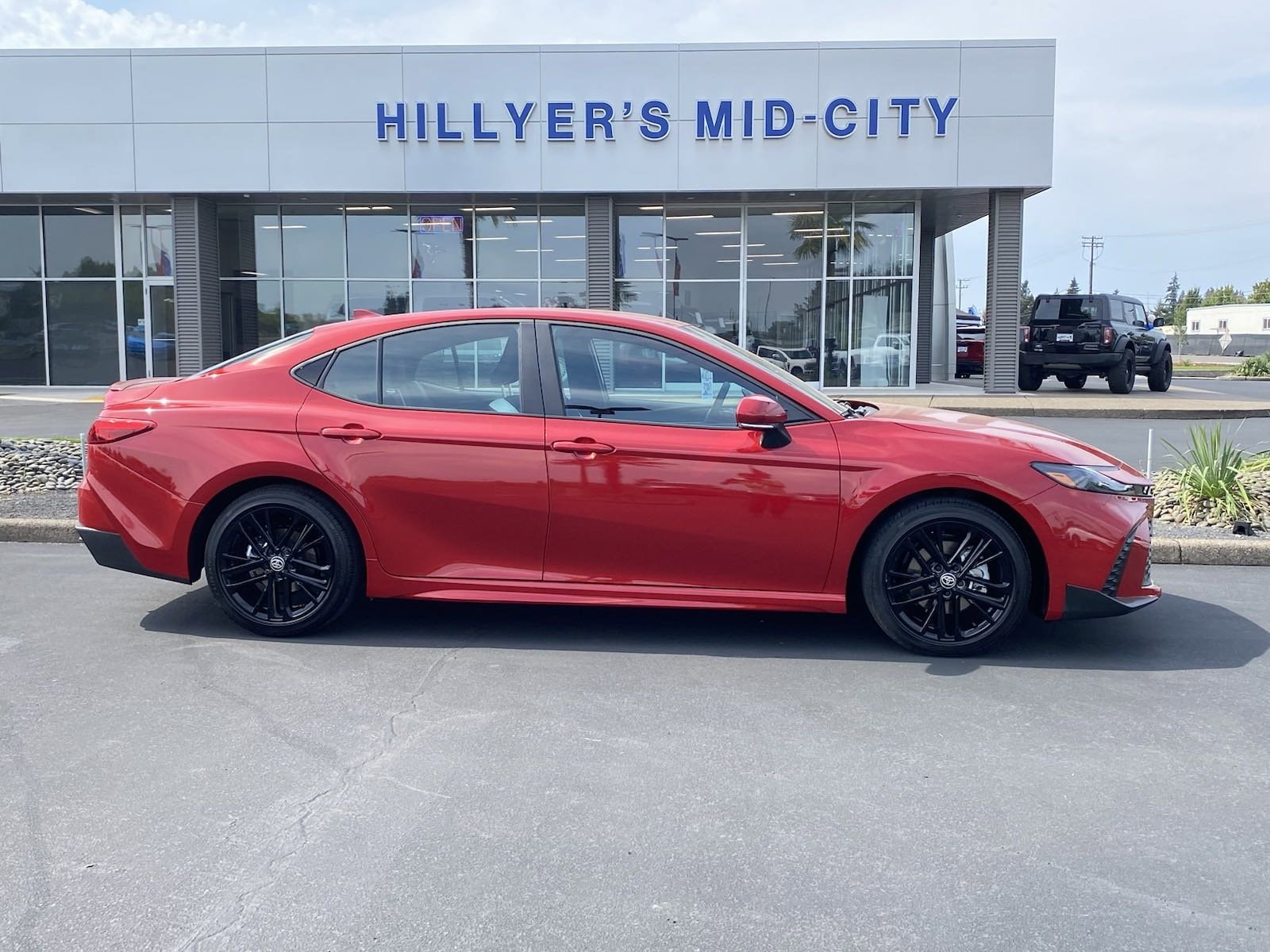 Used 2025 Toyota Camry SE with VIN 4T1DAACK2SU014670 for sale in Woodburn, OR