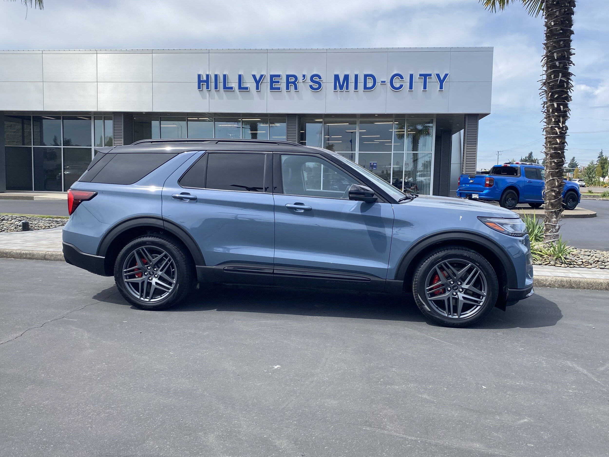 2025 Ford Explorer ST photo 2