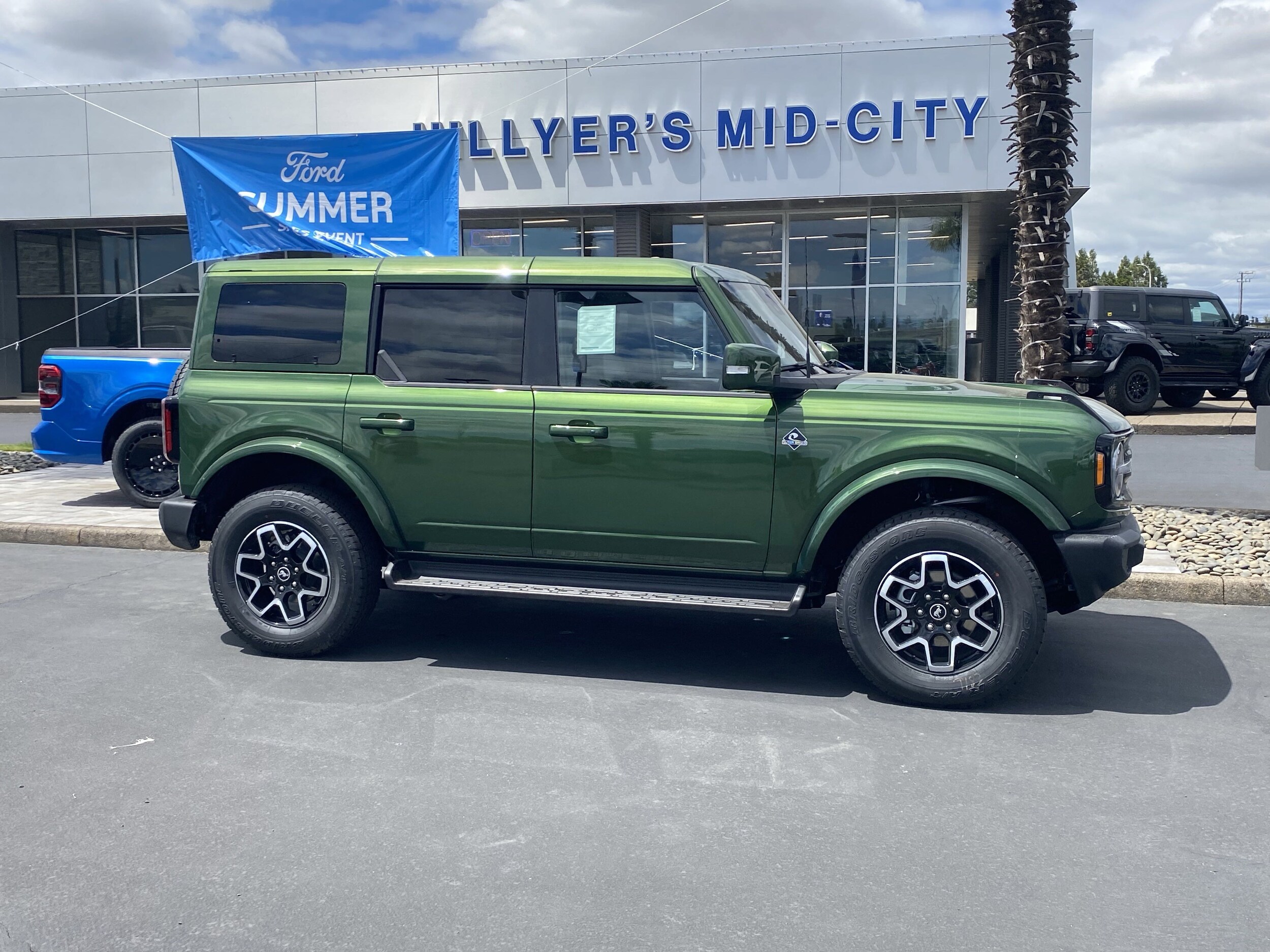 2025 Ford Bronco Outer Banks photo 2