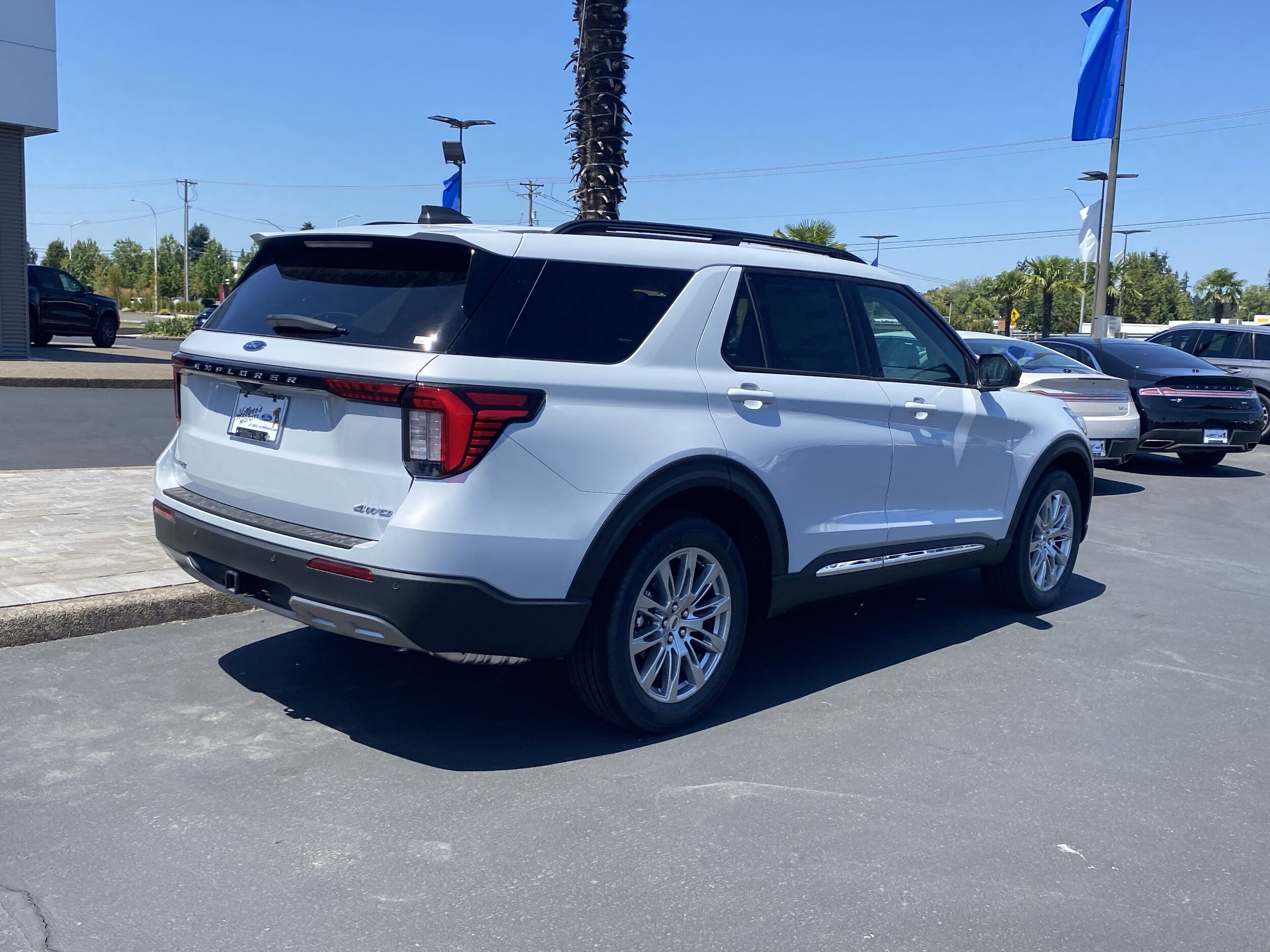 2025 Ford Explorer photo 2