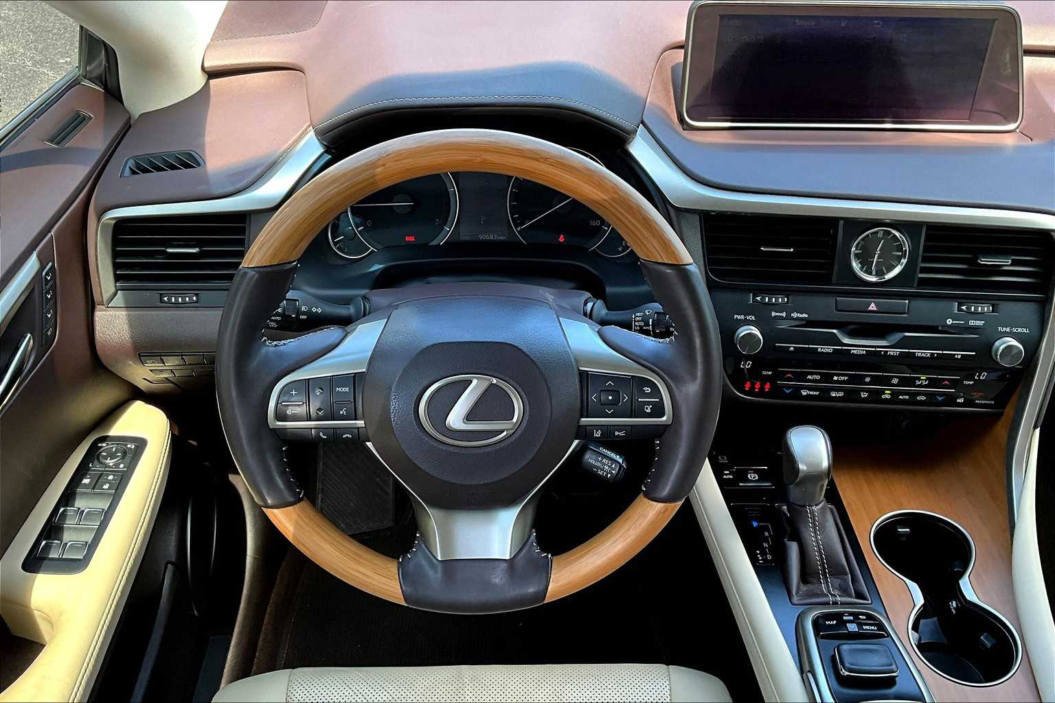 2017 Lexus RX photo 4
