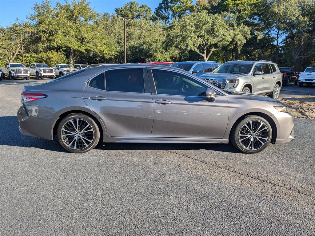 2018 Toyota Camry SE photo 3