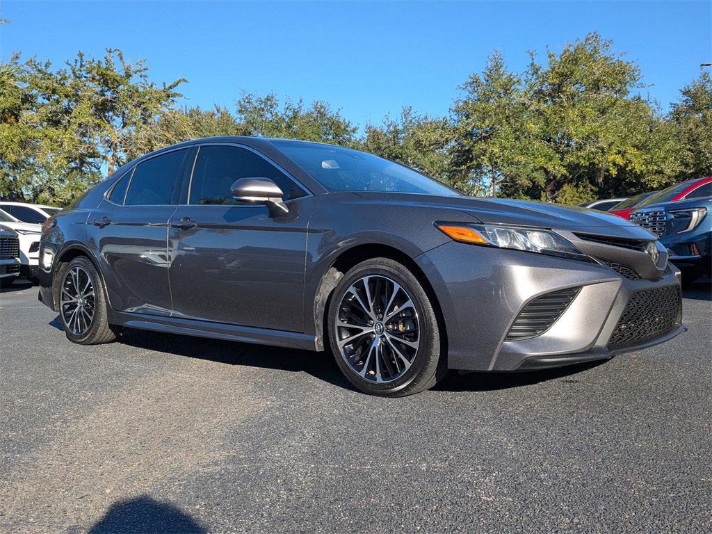 2018 Toyota Camry SE photo 2