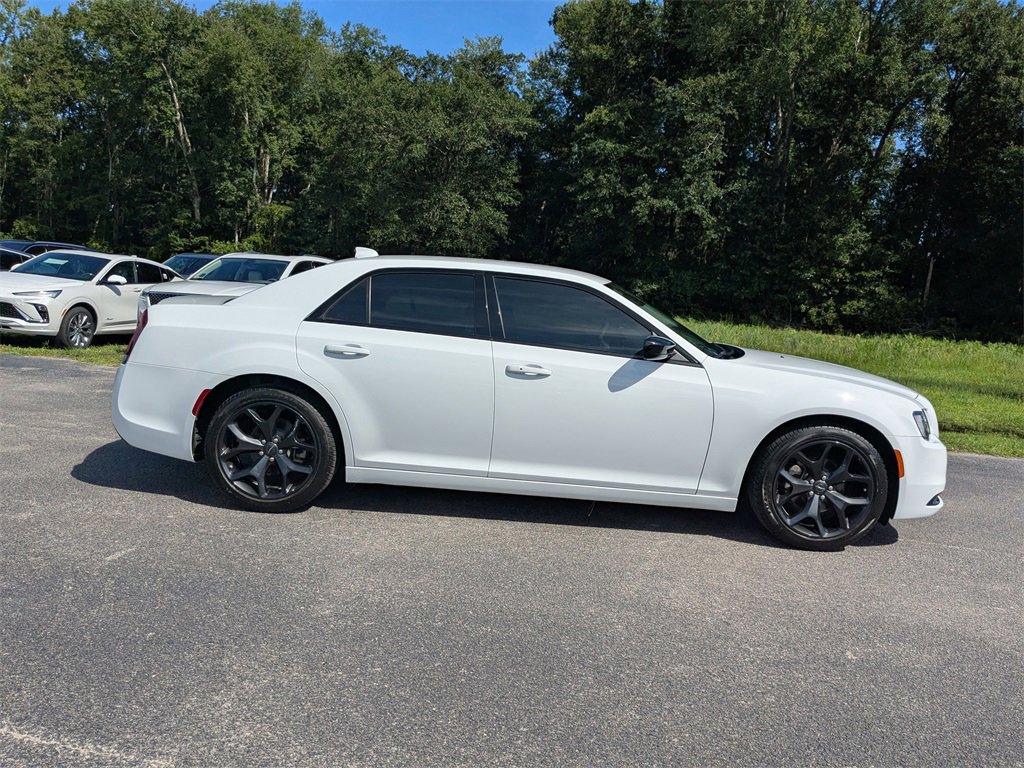 2023 Chrysler 300 Touring photo 3