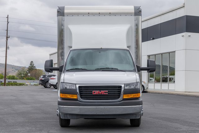 2025 Gmc Savana Cutaway photo 2