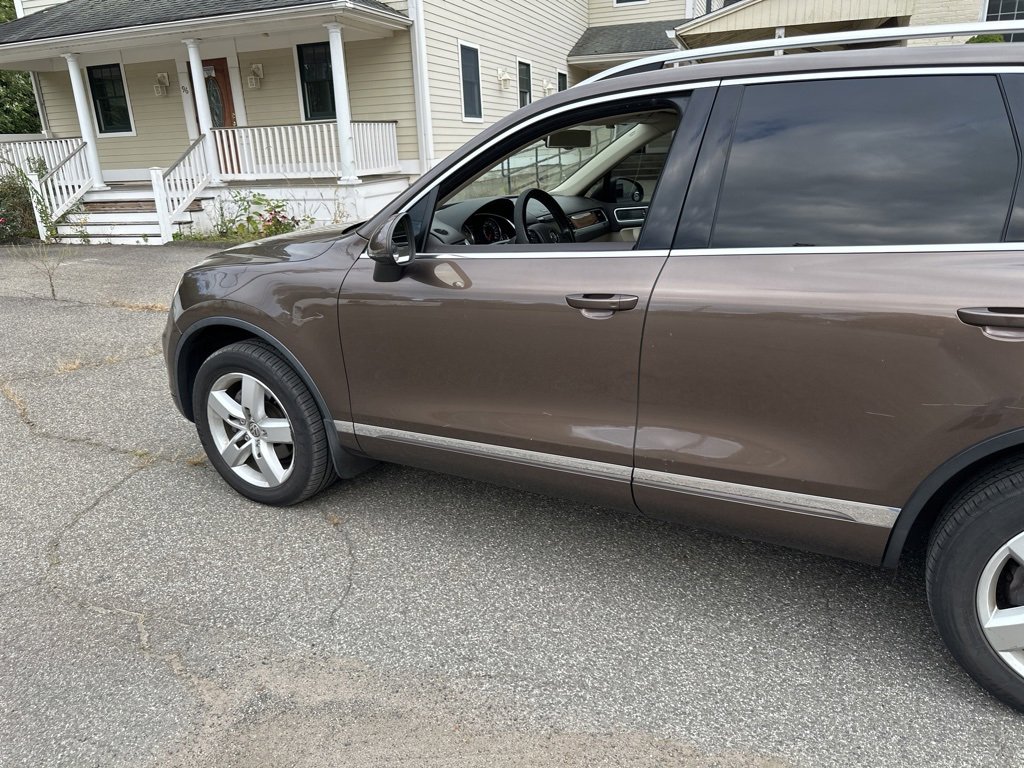 2014 Volkswagen Touareg Lux photo 2