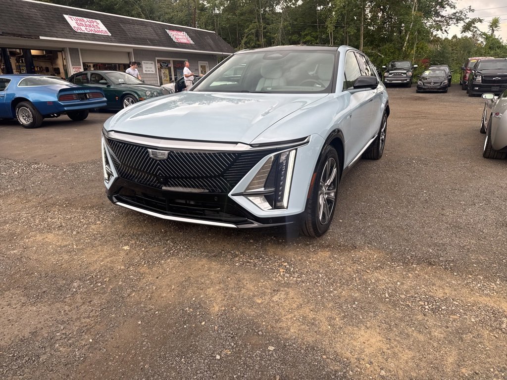 2024 Cadillac Lyriq Luxury photo 2