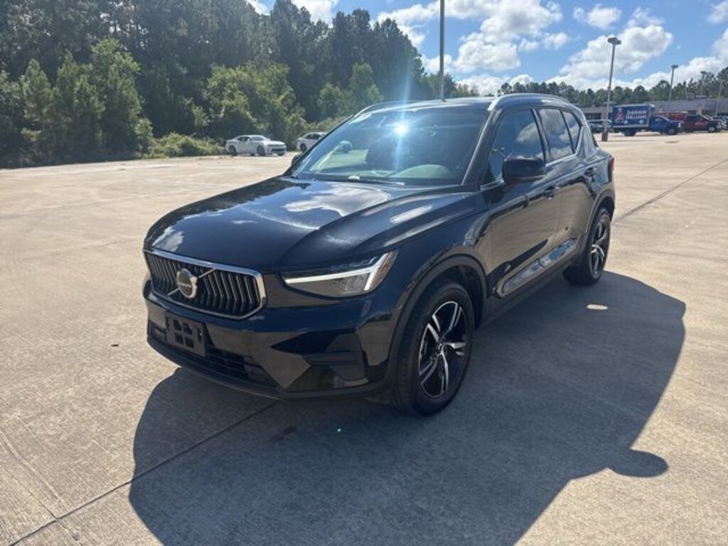Used 2025 Volvo XC40 B5 Core SUV