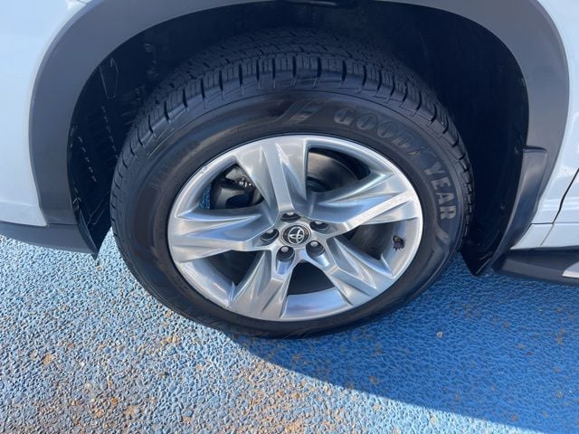 2019 Toyota Highlander LE photo 3