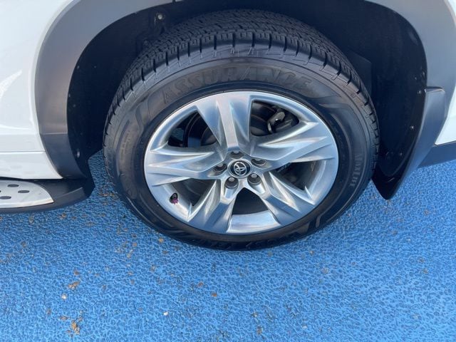 2019 Toyota Highlander LE photo 4