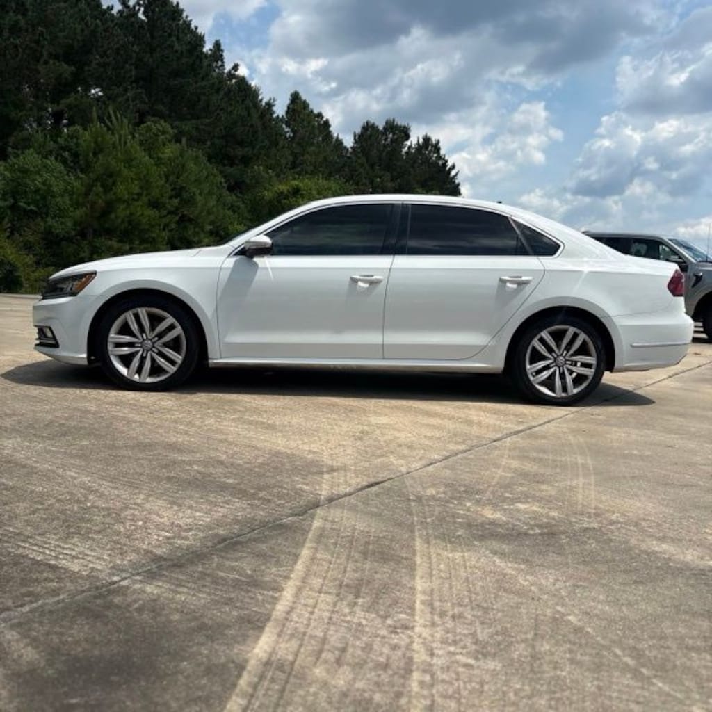 Used 2018 Volkswagen Passat 2.0T SE w/Technology Sedan