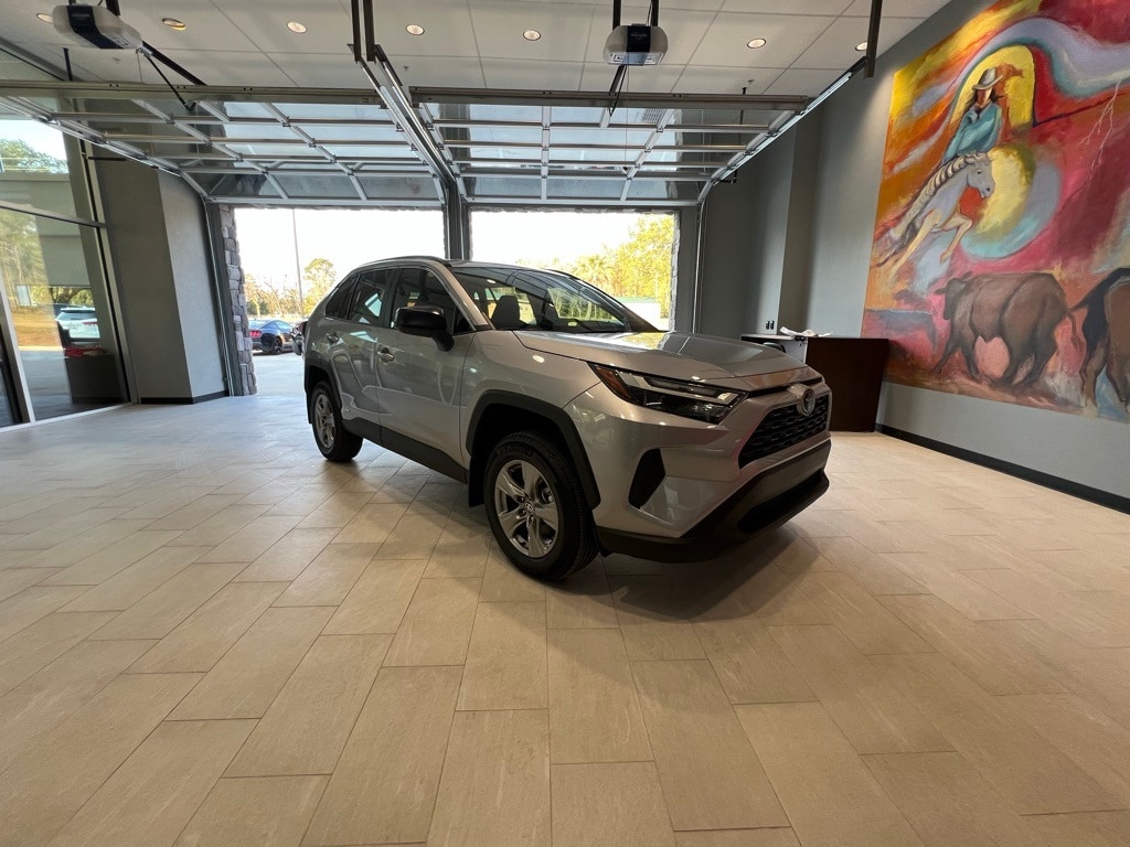 2025 Toyota RAV4 LE's photo