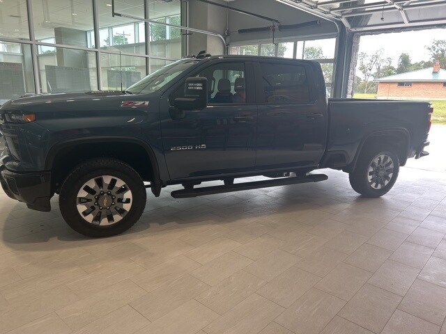 2025 Chevrolet Silverado 2500HD Custom photo 3