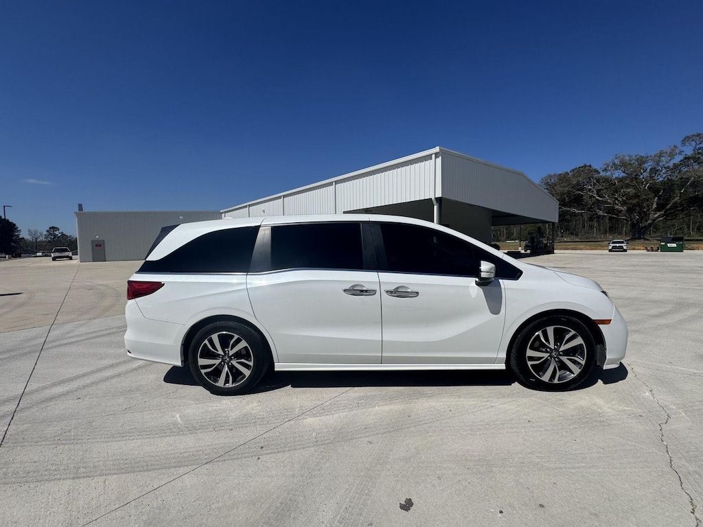 2022 Honda Odyssey Touring photo 3
