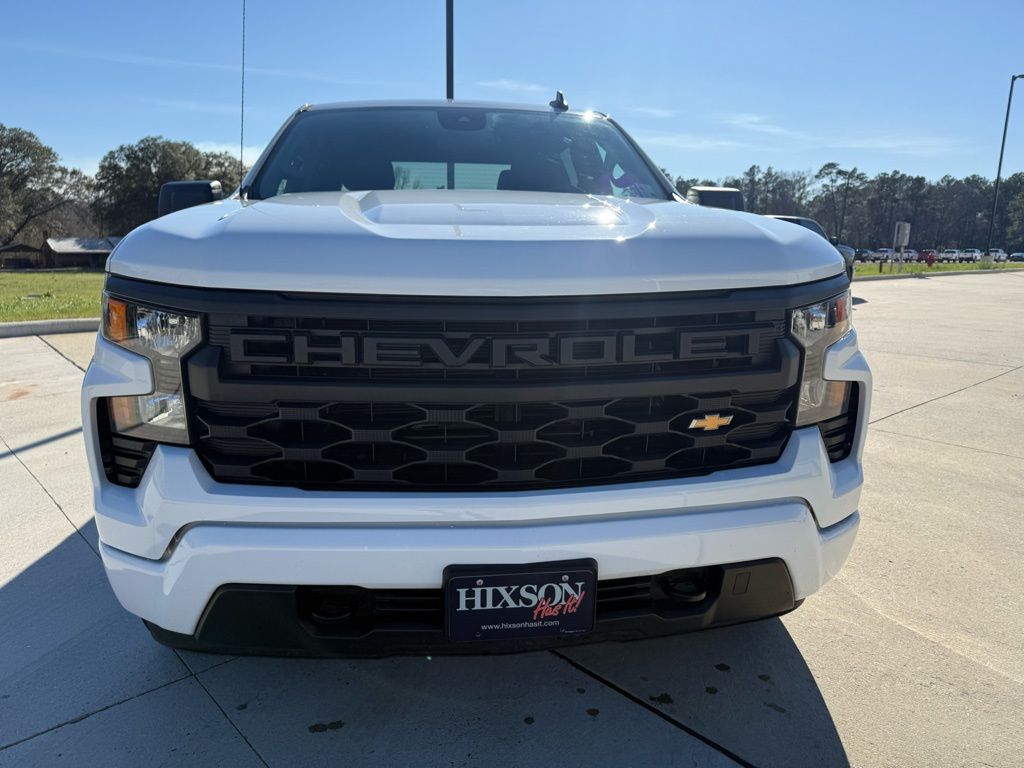 2023 Chevrolet Silverado 1500 Custom photo 2