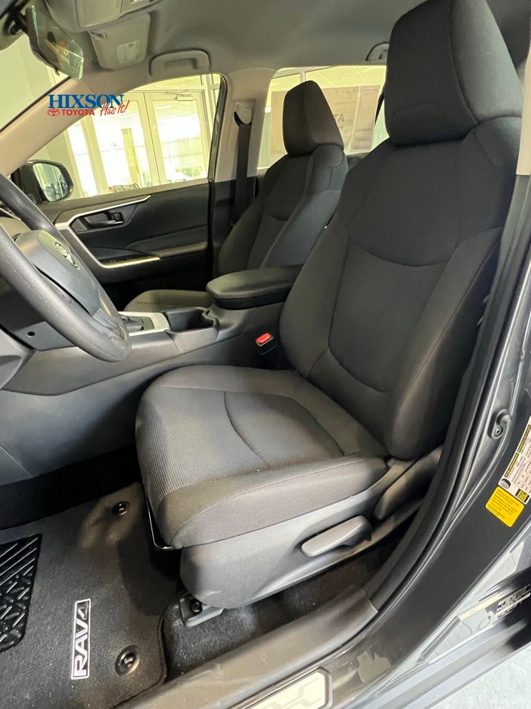 2025 Toyota RAV4 LE's photo