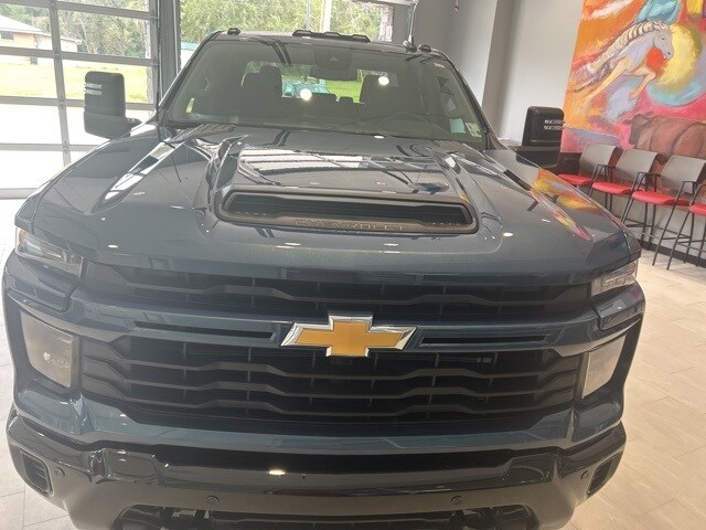 2025 Chevrolet Silverado 2500HD Custom photo 2