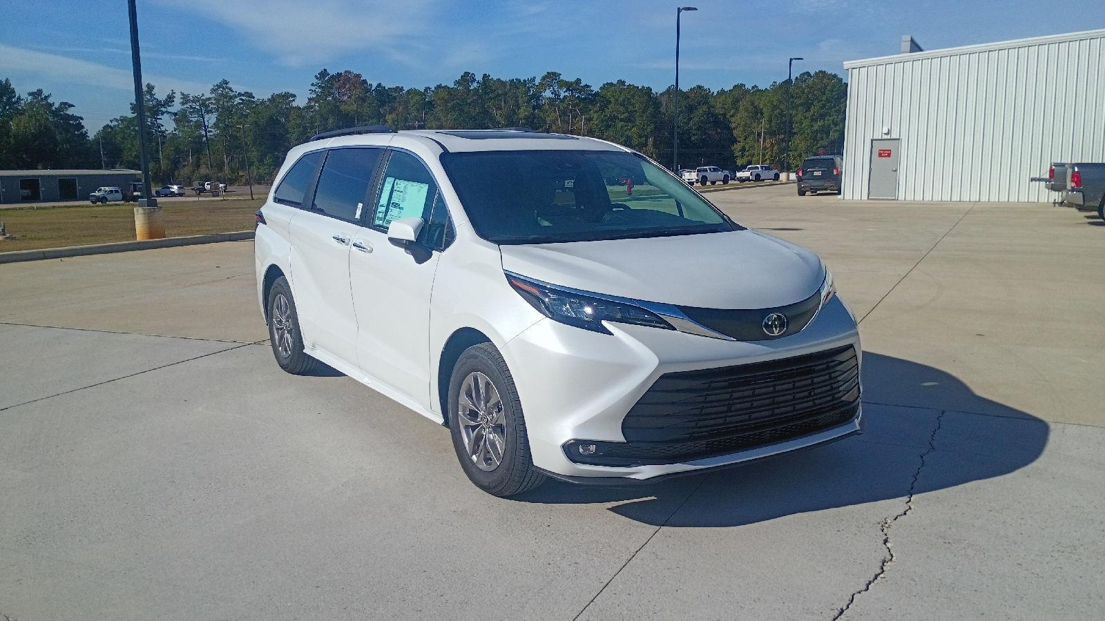 White (Wind Chill Pearl) 2026 Toyota Sienna Minivan Front-Wheel Drive Continuously Variable Transmission