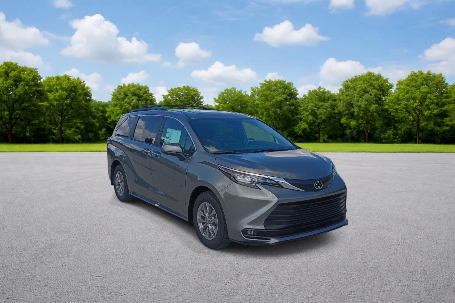 2026 Toyota Sienna XLE 8-Passenger Hybrid FWD's photo