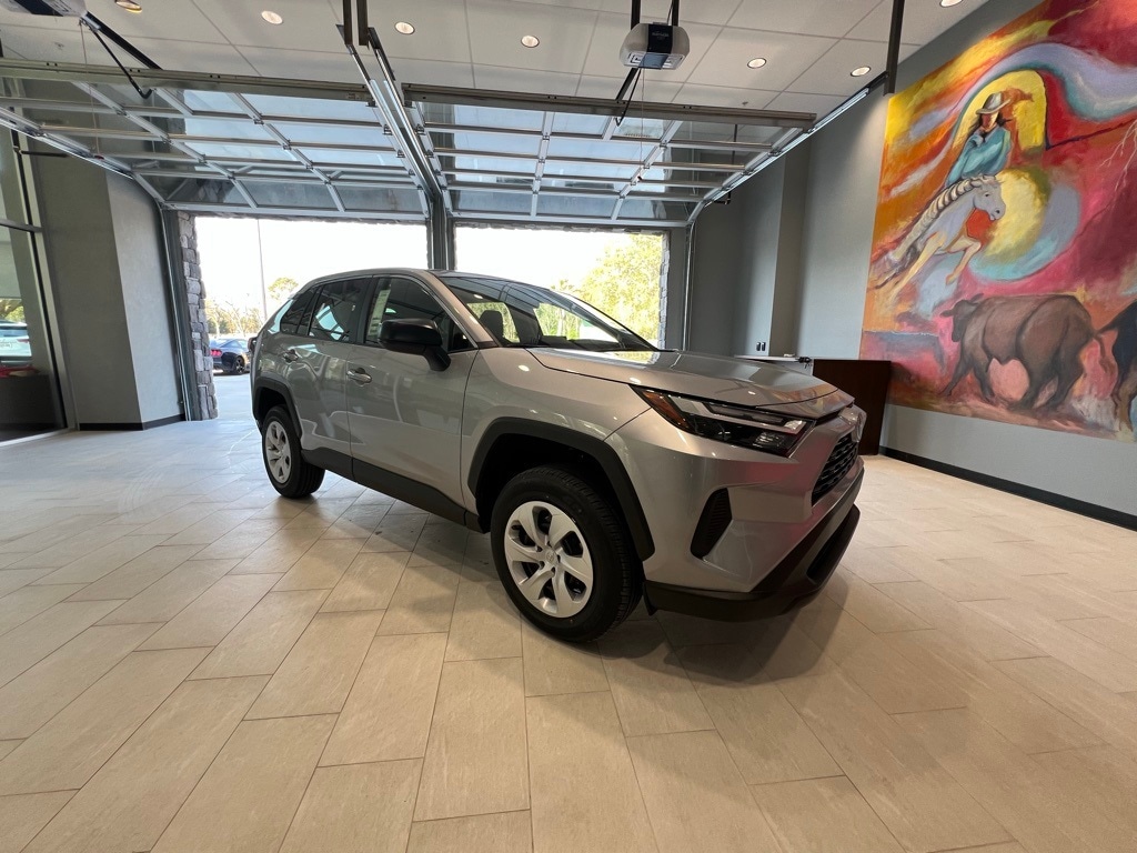 2025 Toyota RAV4 LE's photo