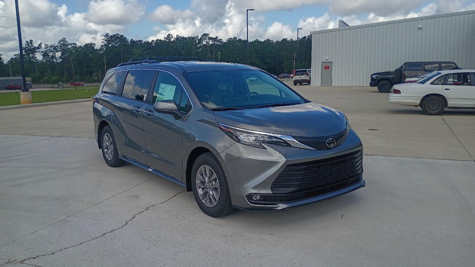 2026 Toyota Sienna XLE 8-Passenger Hybrid FWD's photo