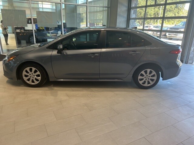 2025 Toyota Corolla LE photo 3