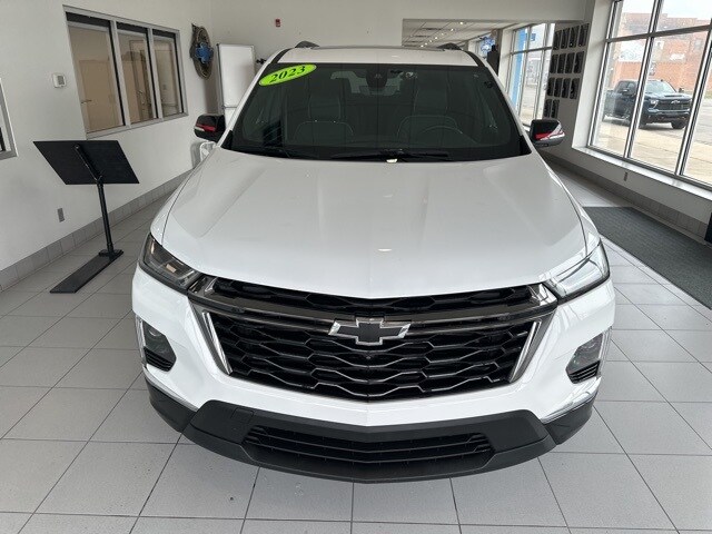 2023 Chevrolet Traverse Premier photo 2