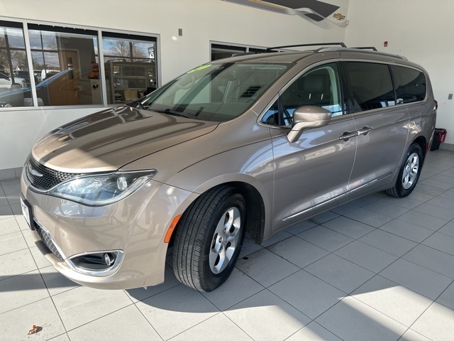 2017 Chrysler Pacifica Touring Plus photo 2