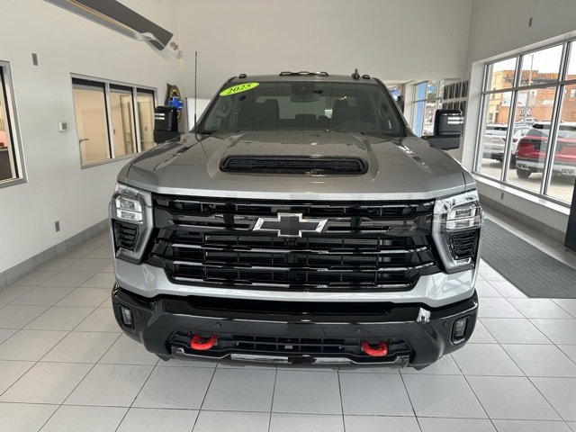 2025 Chevrolet Silverado 2500HD LT photo 2