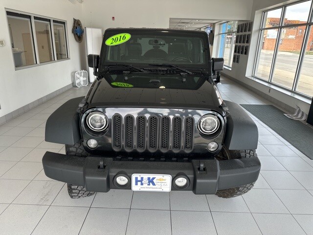 2016 Jeep Wrangler Unlimited Rubicon photo 2