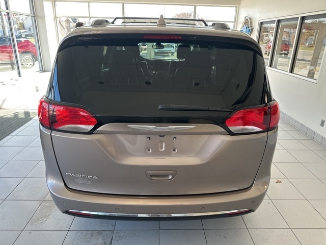 2017 Chrysler Pacifica Touring Plus photo 4