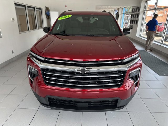 2025 Chevrolet Traverse photo 2