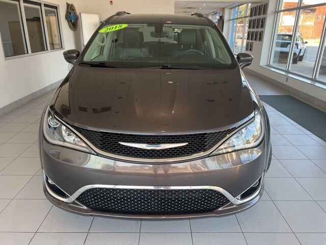 2018 Chrysler Pacifica Touring L photo 2
