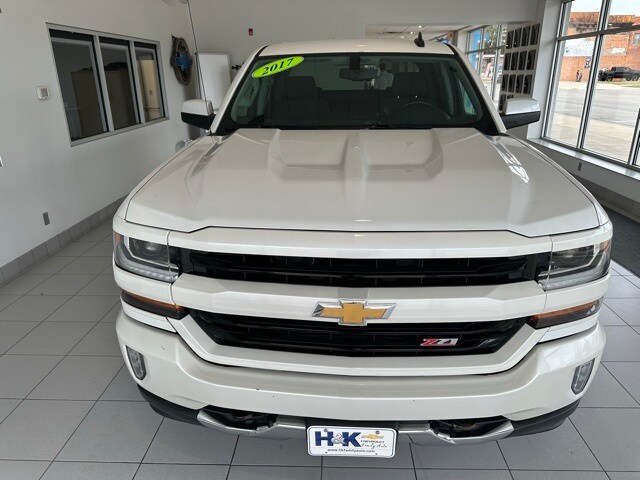 2017 Chevrolet Silverado 1500 LT photo 2