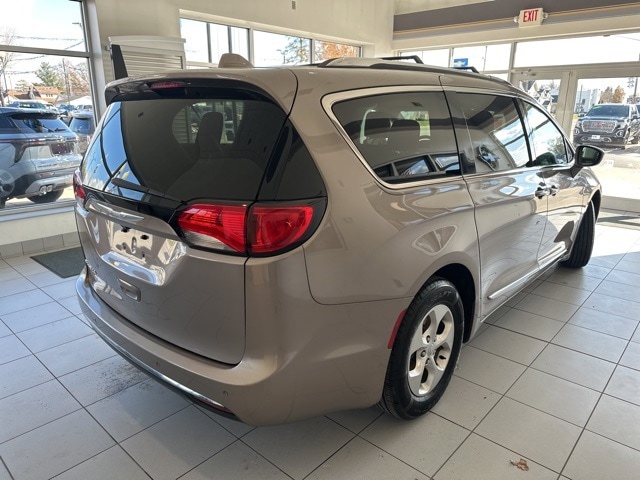 2017 Chrysler Pacifica Touring Plus photo 3