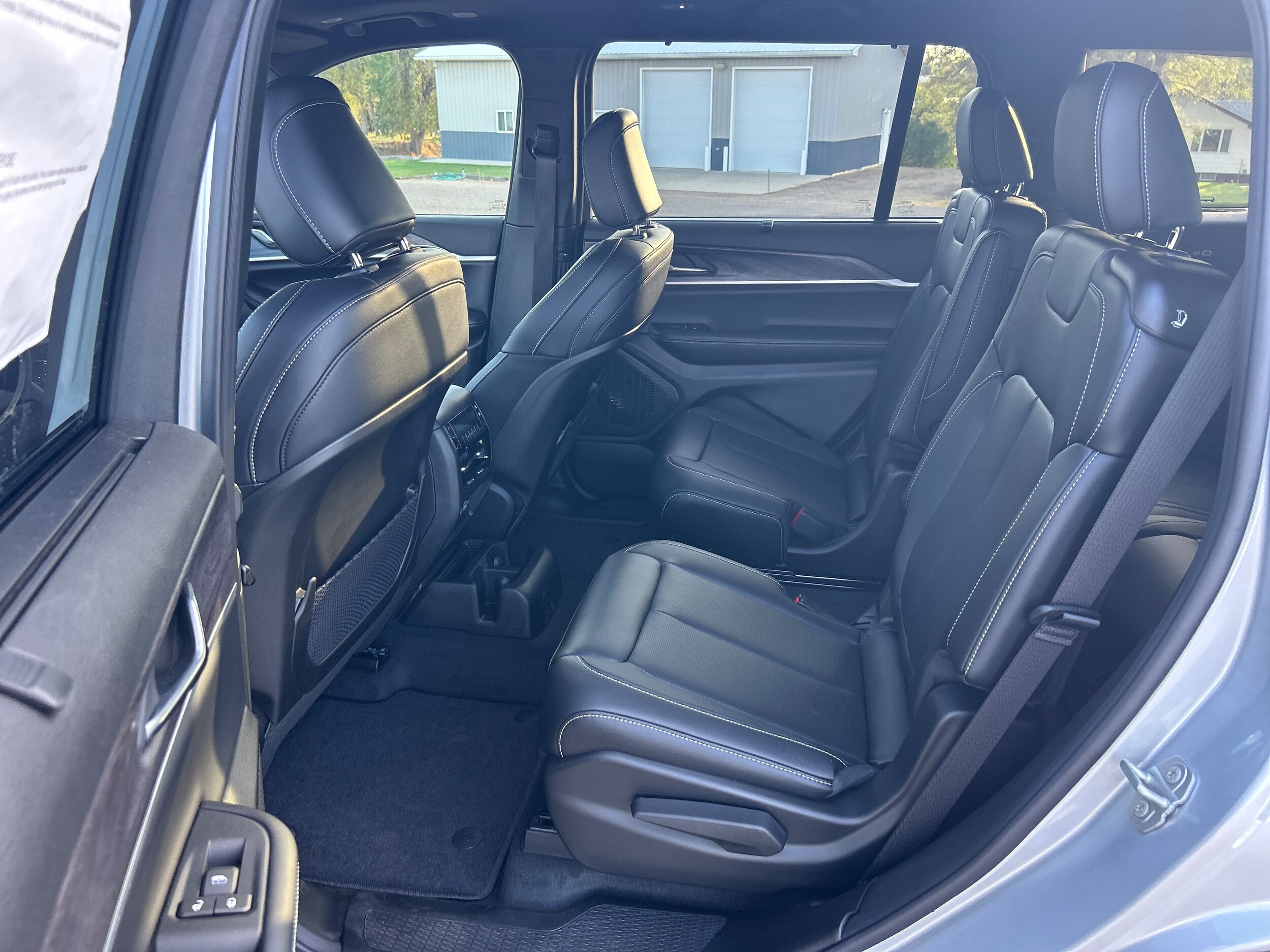 2025 Jeep Grand Cherokee L LIMITED 4X4 - Silver Zynith Paint exterior view 8