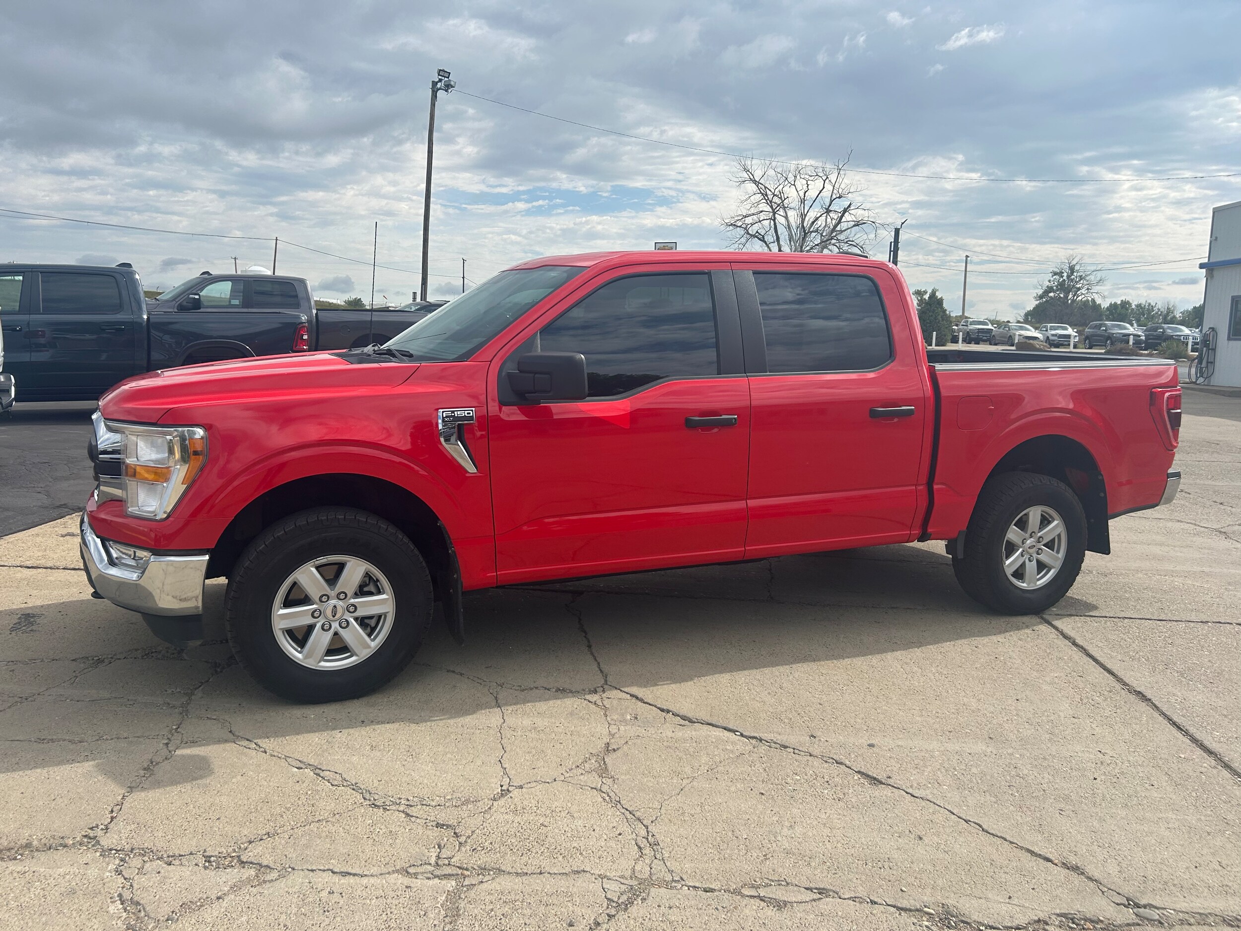 2022 Ford F-150 XLT - Red exterior view 5