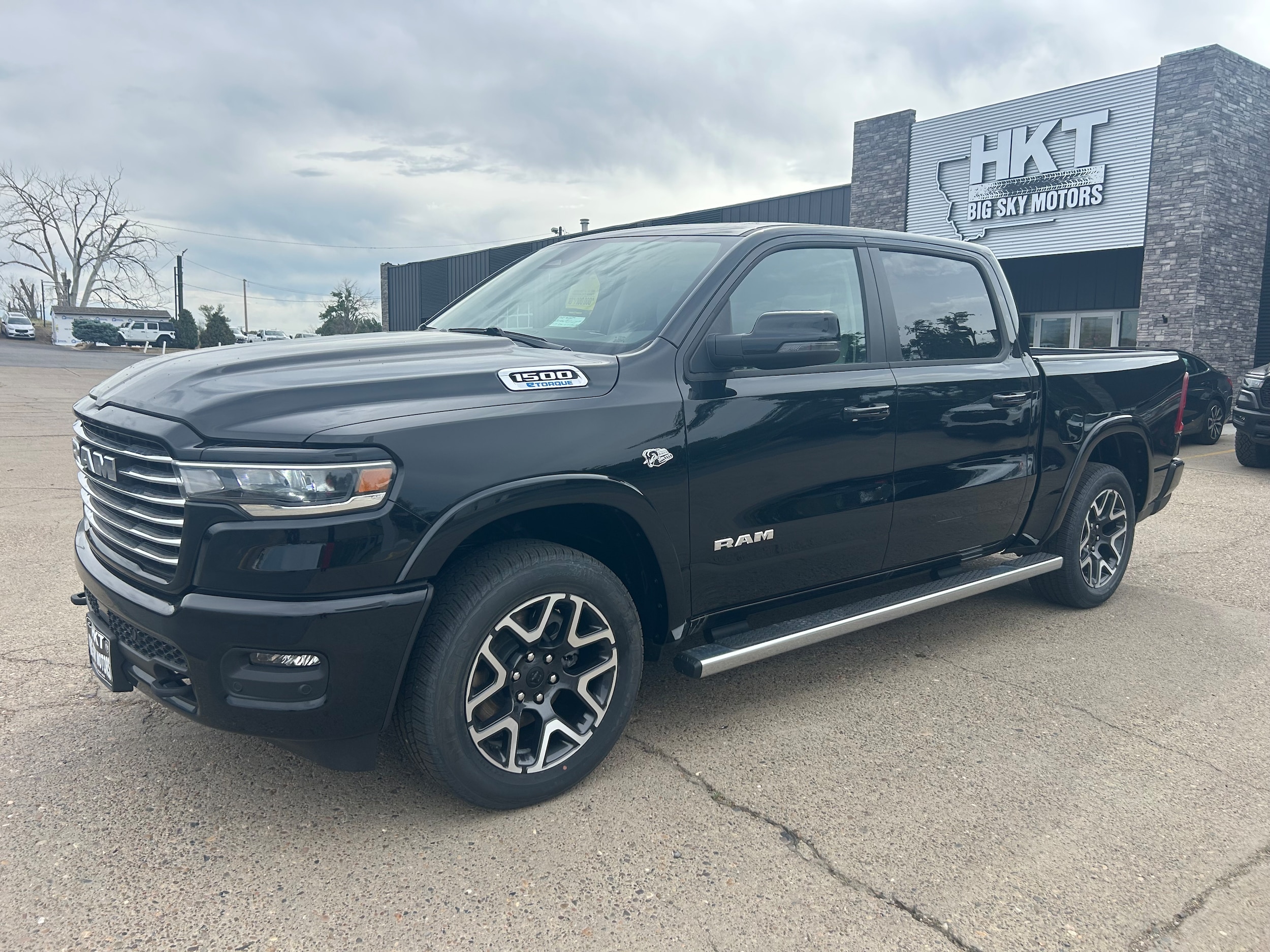 2026 Ram 1500 LARAMIE CREW CAB 4X4 5'7 BOX - Diamond Black Crystal Pearl-Coat  Paint exterior view 2