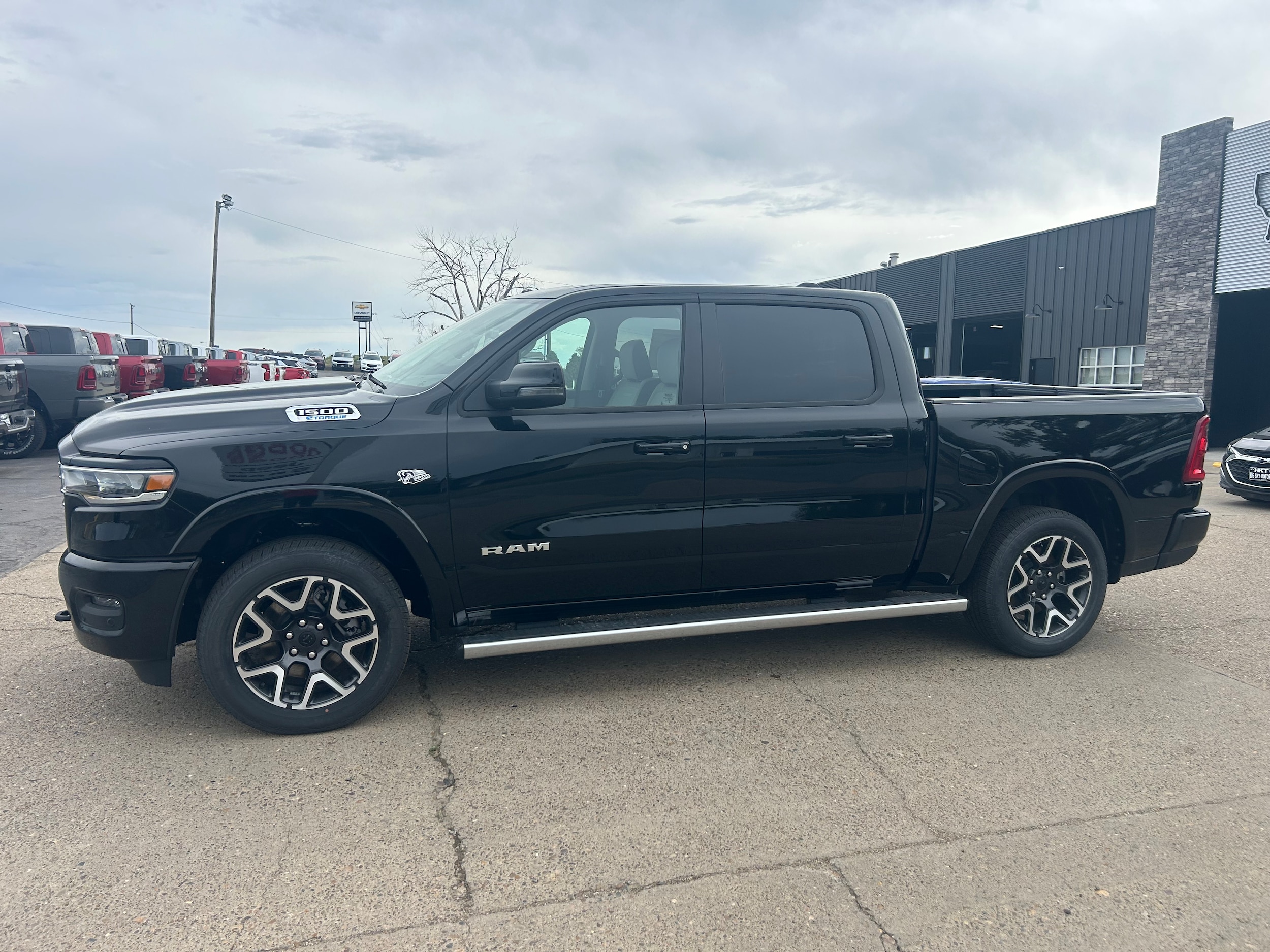2026 Ram 1500 LARAMIE CREW CAB 4X4 5'7 BOX - Diamond Black Crystal Pearl-Coat  Paint exterior view 3