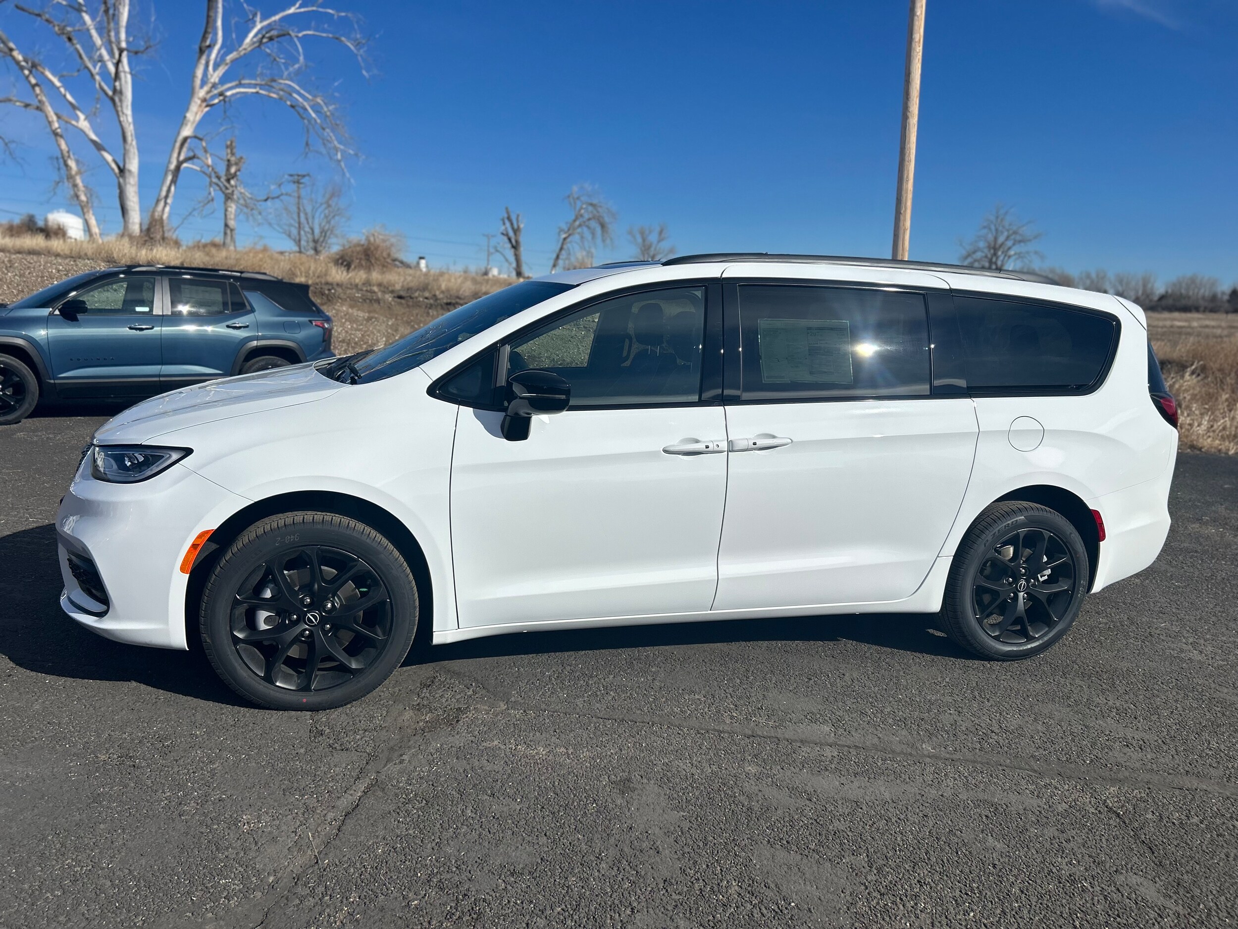 2026 Chrysler Pacifica LIMITED AWD - Bright White Clear-Coat Paint exterior view 3