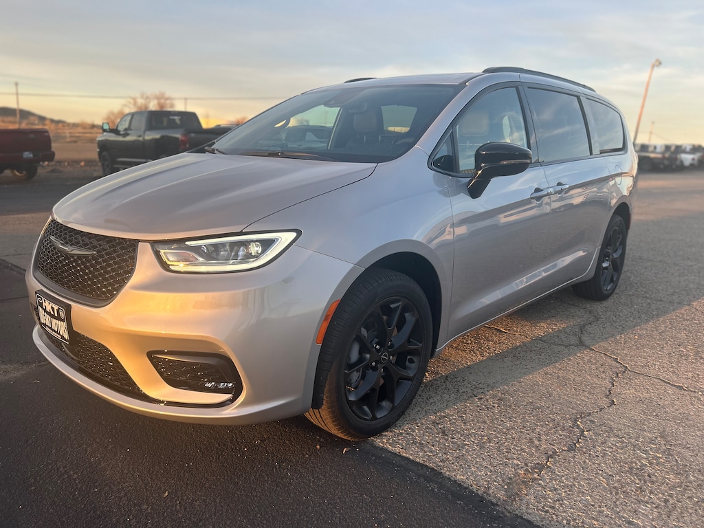 New 2026 Chrysler Pacifica LIMITED AWD Passenger Van