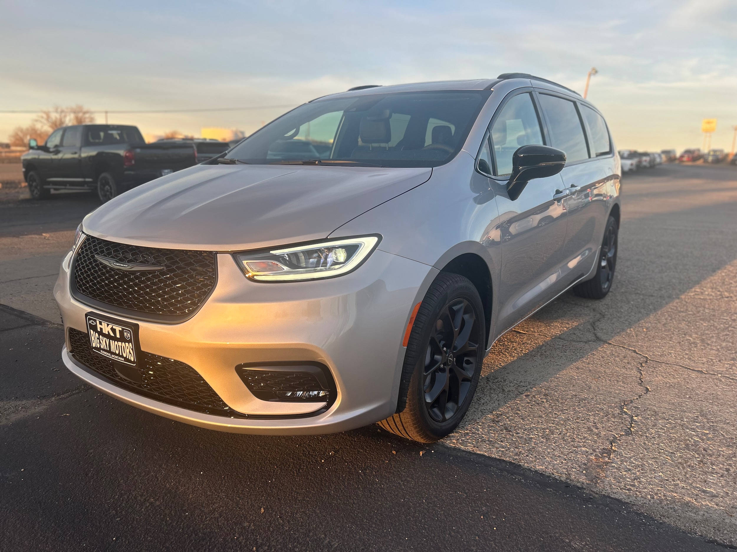 2026 Chrysler Pacifica Limited's photo