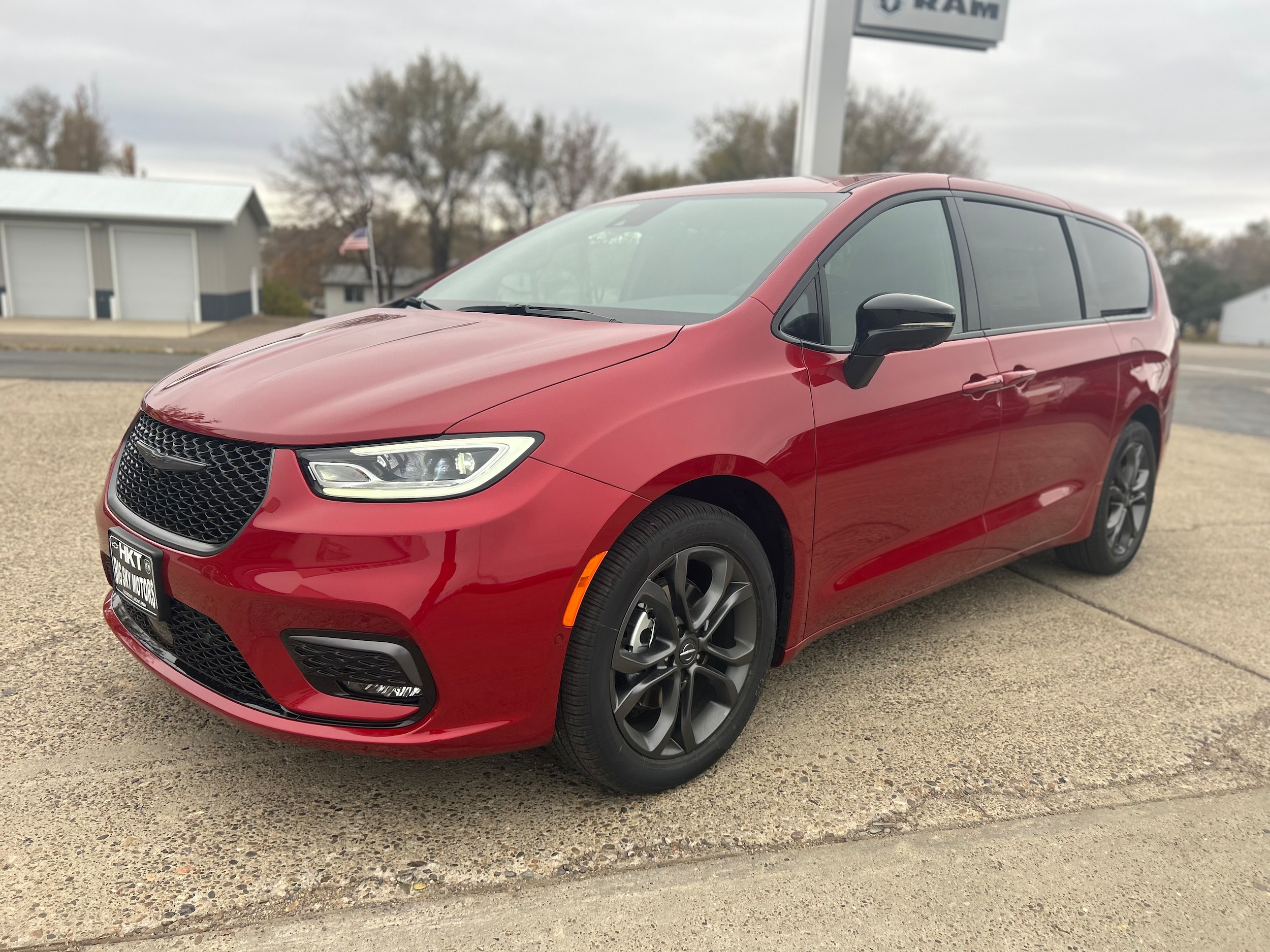 2026 Chrysler Pacifica Select's photo