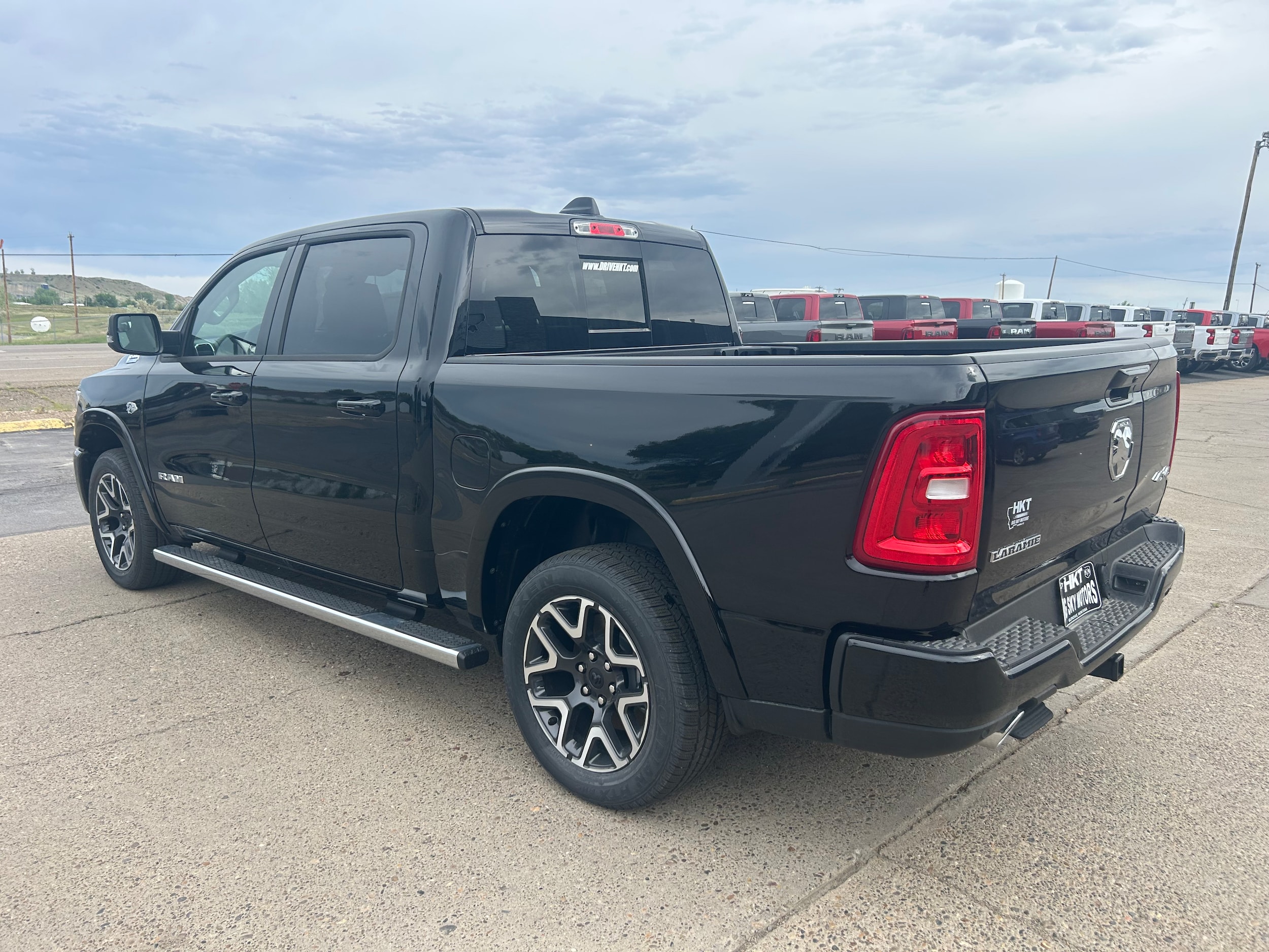 2026 Ram 1500 LARAMIE CREW CAB 4X4 5'7 BOX - Diamond Black Crystal Pearl-Coat  Paint exterior view 4