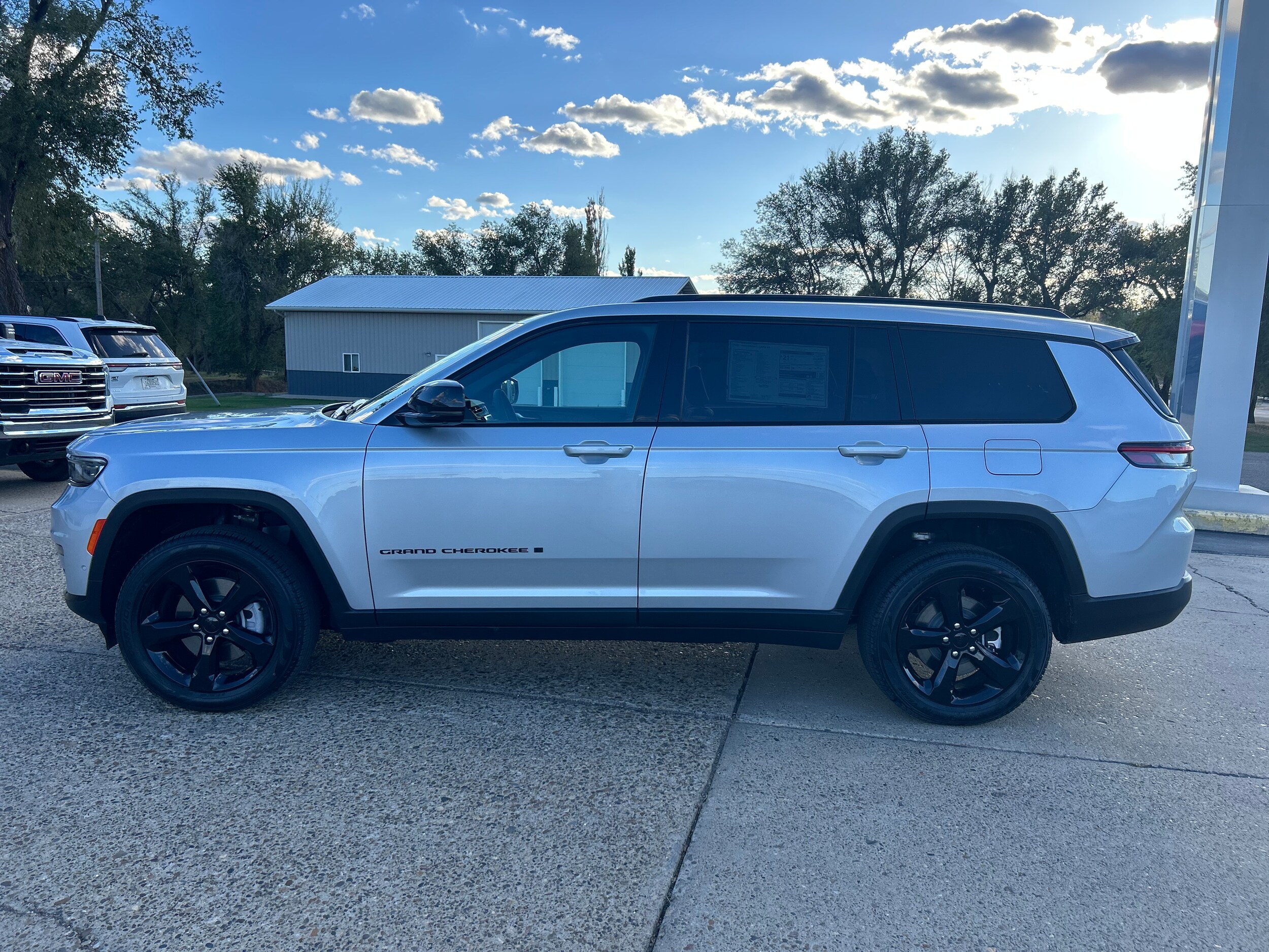 2025 Jeep Grand Cherokee L LIMITED 4X4 - Silver Zynith Paint exterior view 4