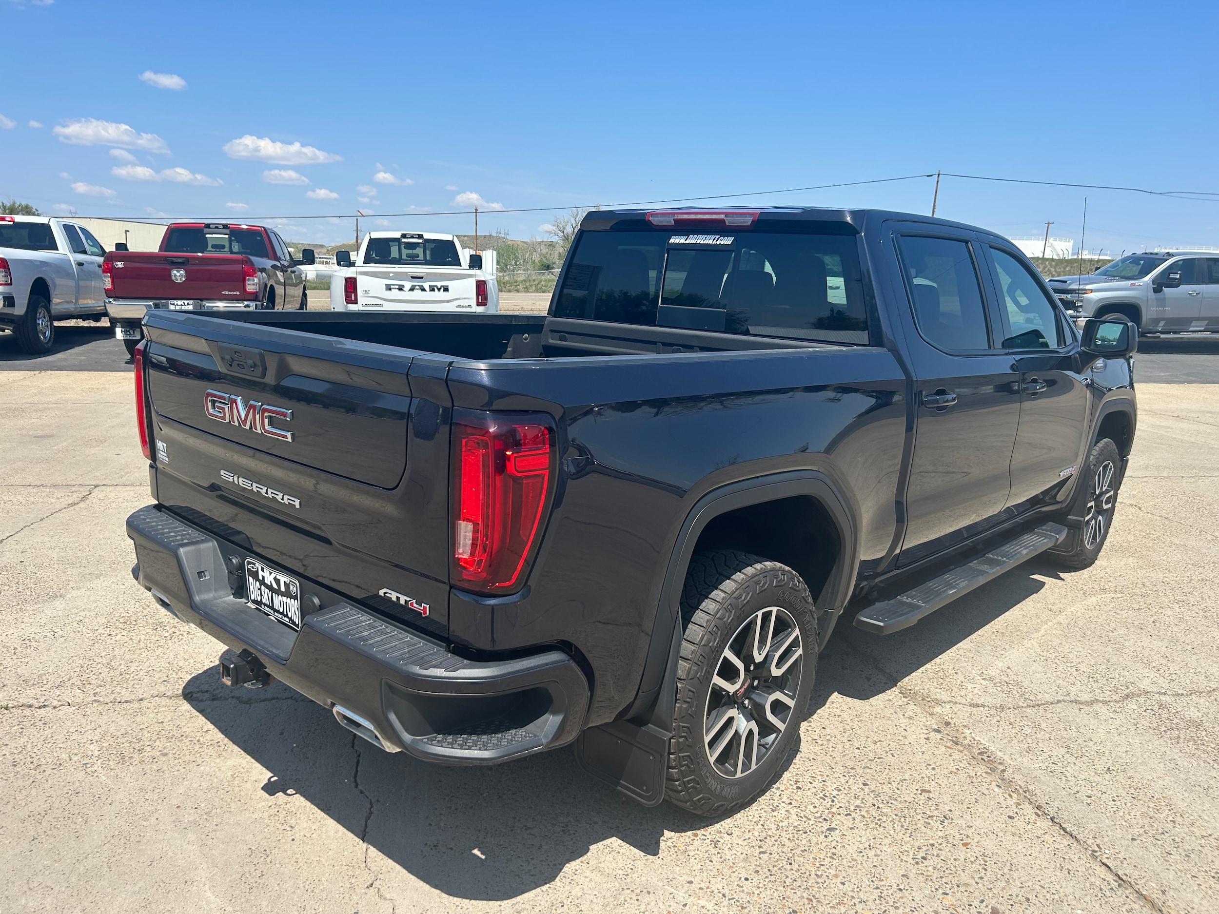 2022 GMC Sierra 1500 AT4 - Black exterior view 4