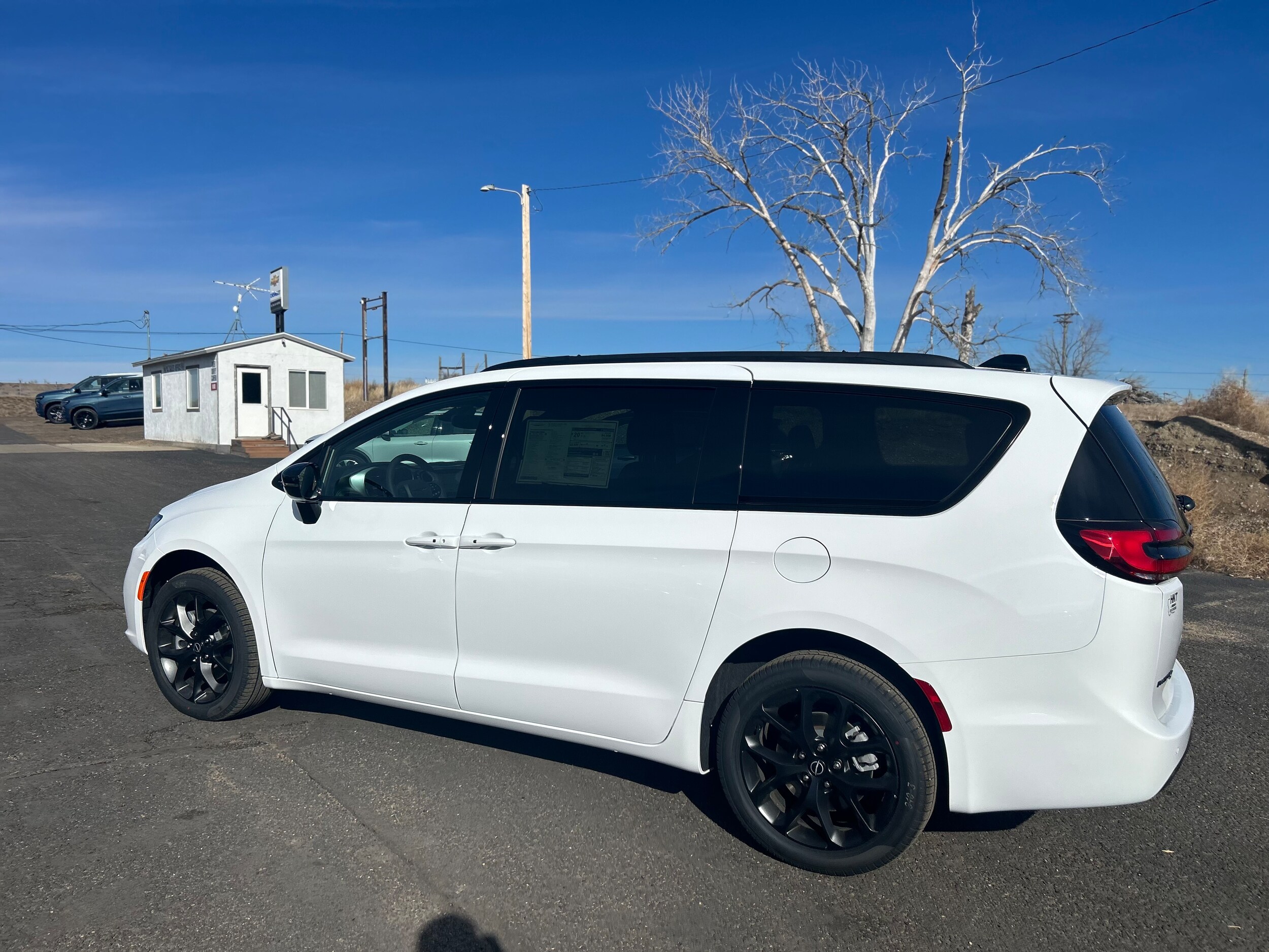 2026 Chrysler Pacifica LIMITED AWD - Bright White Clear-Coat Paint exterior view 4