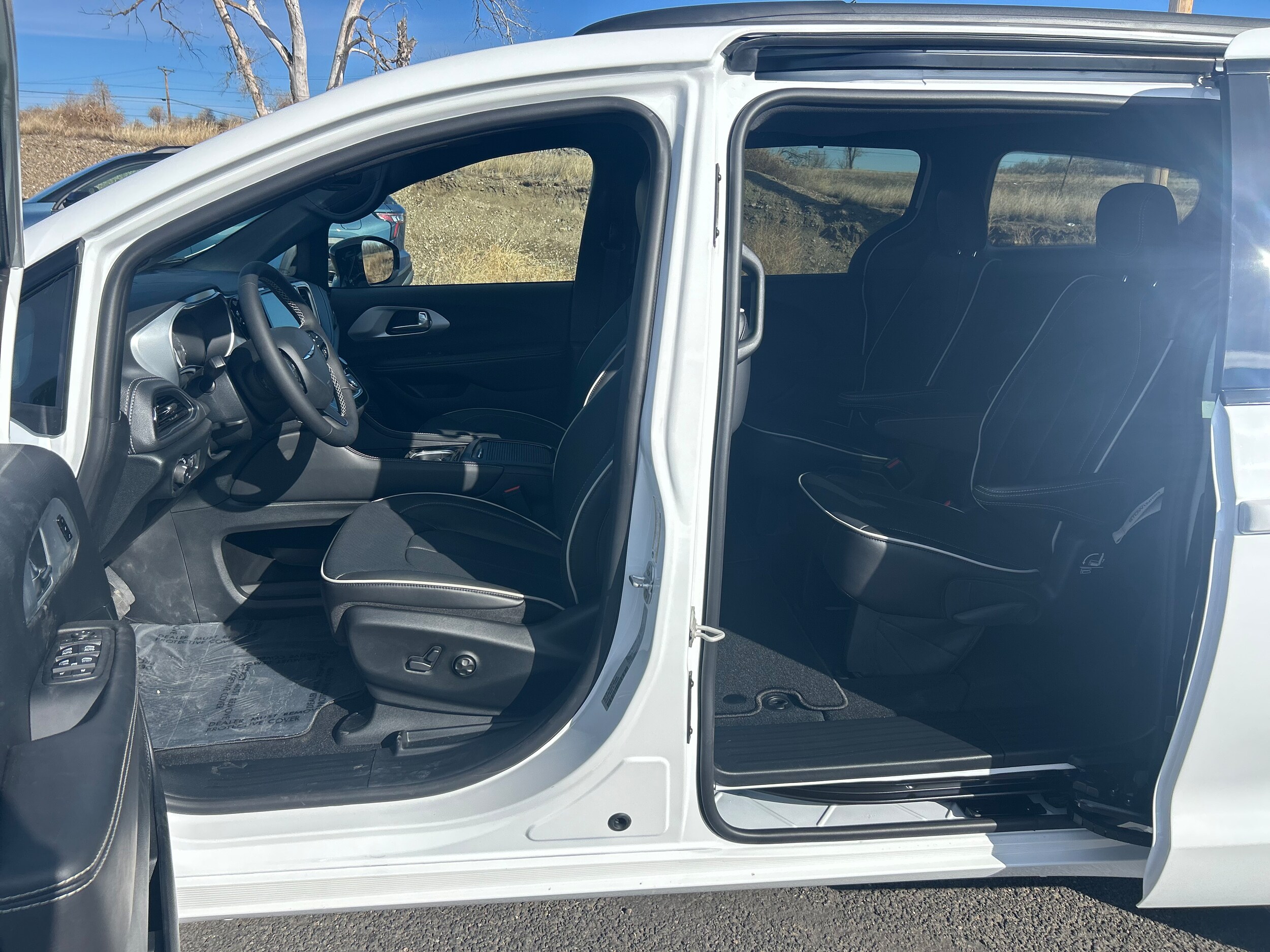 2026 Chrysler Pacifica LIMITED AWD - Bright White Clear-Coat Paint exterior view 8