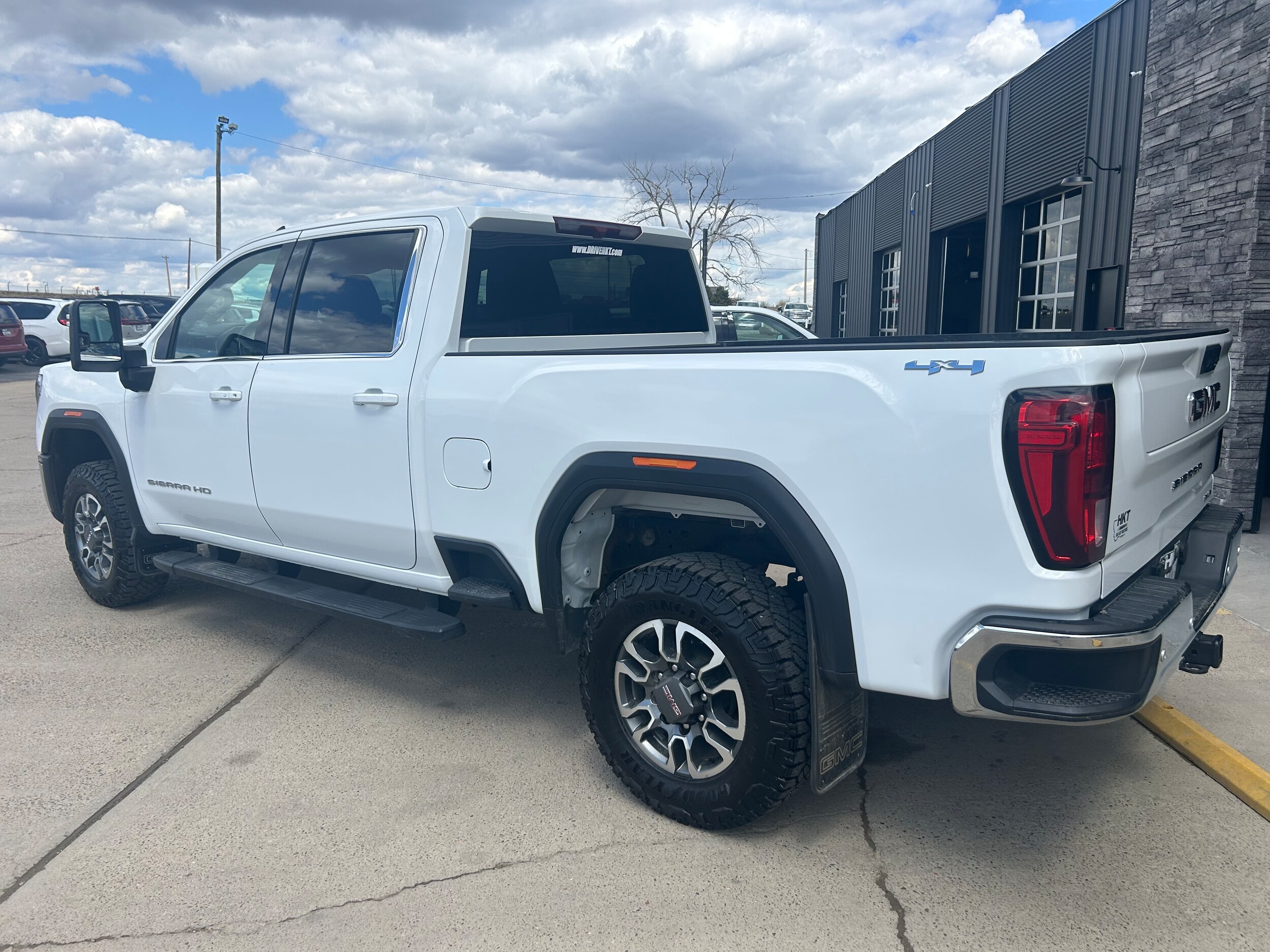 2024 GMC Sierra 2500HD SLE - White exterior view 4